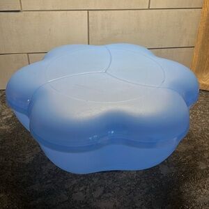Vintage Tupperware blue chip and dip bowl with lid. Believed to be new. Parties